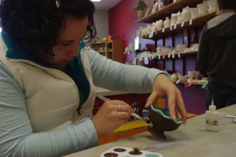 Decorating pottery is a great way to give a homemade gift. 